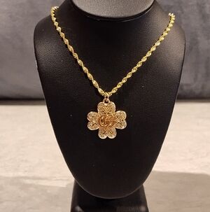 GUCCI GG 18K GOLD PLATED FOUR LEAF CLOVER PENDANT ON 19½" GOLD PLATED NECKLACE
